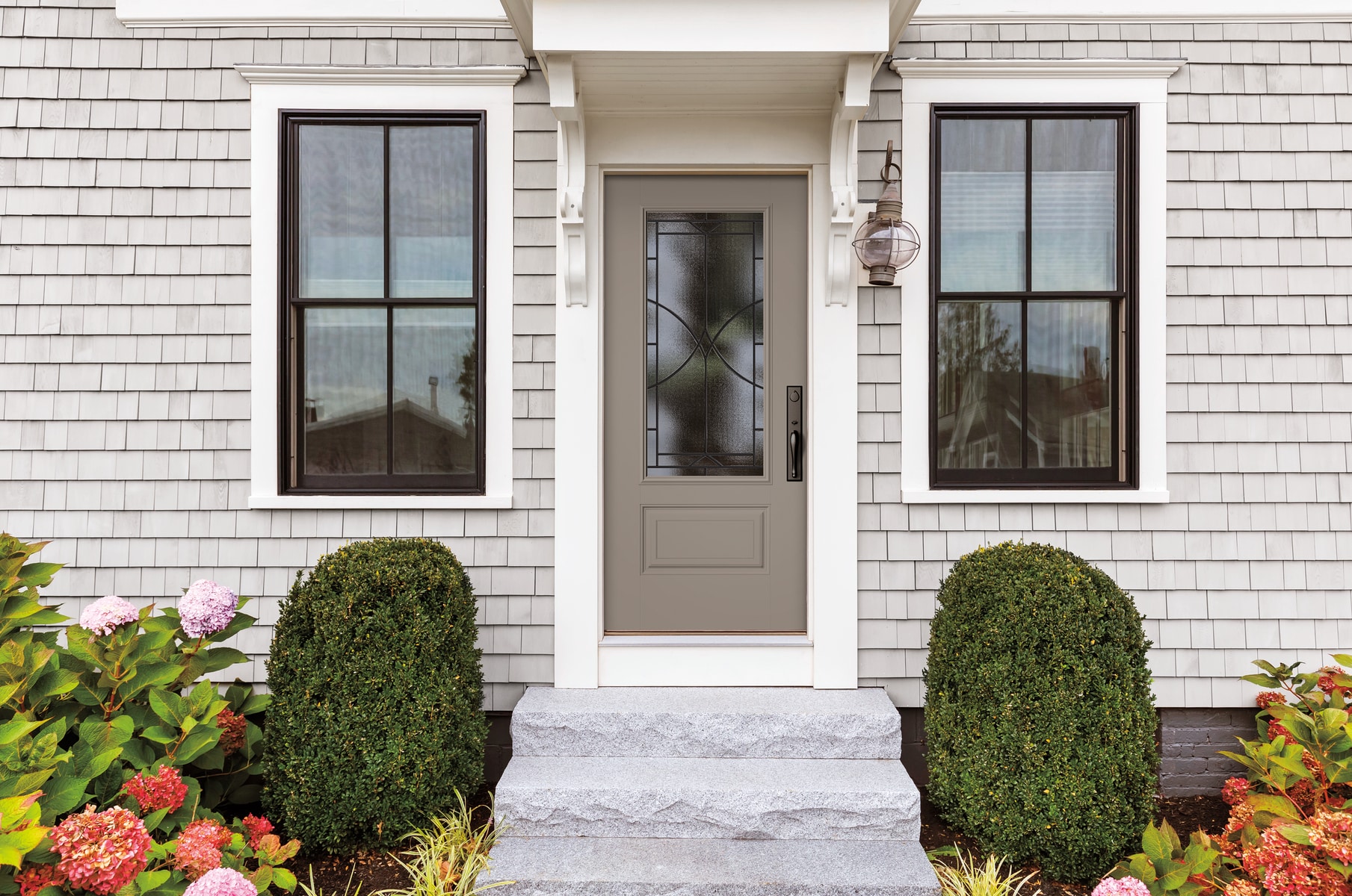 ED_Beauty_three_quarters_light_smooth_smoke-gray_lovilia_Exterior-1810x1200-bd93c0f